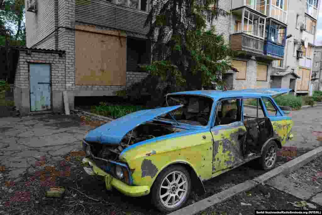 Urmările unui atac cu dronă asupra unei mașini, într-o zonă rezidențială din Kosteantînivka.