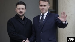 ემანუელ მაკრონმა (მარცხნივ) ელისეს სასახლეში უმასპინძლა ვოლოდიმირ ზელენსკის. პარიზი, 1 დეკემბერი, 2025.