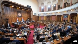 Parlamentul sârb a votat demiterea guvernului.