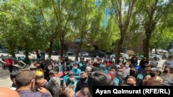 Десятки сотрудников Wolt перед офисом компании собрались, чтобы поговорить с руководством. 18 мая 2021 года. 