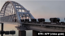 Crimeea. Podul Kerci. Armata rusă transportă echipament militar - 2022, la scurt timp de la invadarea Ucrainei