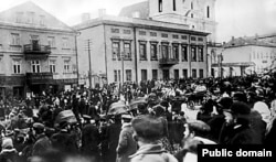 Мітынг перад сядзібай губэрнатара, неўзабаве войскі адкрыюць агонь па ўдзельніках маніфэстацыі (Курлоўскі расстрэл), Менск, 31 кастрычніка 1905