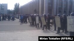 Митингчилерди милиция сүрүп чыкты.