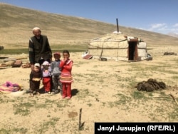 Тагайбек аксакал жайлоодо неберелери менен.