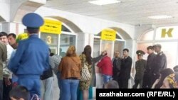 Türkmenistanda ýyllarboýy dowam edýän uçar we otly bilet gytçylygy tomus aýlarynda has güýçlenýär. 