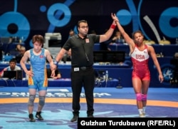 Мадина Надирова (көк кийимчен) жана америкалык балбан Жакарра Винчестер.