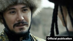 Азиз Мурадилаев "Курманжан датка" тасмасында.