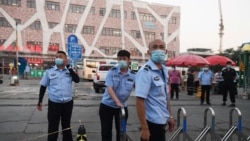 پولیس در پیکینگ بازار بزرگ مواد خوراکه را برای جلوگیری از گسترش ویروس کرونا بست