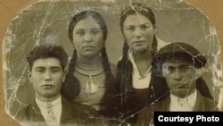 Джевар Нурсеитова (слева), ее двоюродная сестра Музделифе, двоюродные братья Кефиль (слева) и Шевкет. Маяк-Салынский район Крымской АССР, середина 1930-х годов