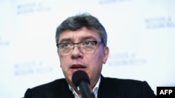 Boris Nemsow Soçi Olimpiadasyndaky korrupsiýa barada çykyş edýär. Waşington, 30-njy ýanwar, 2014