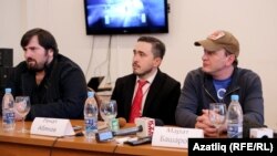 Җырчы Шәрип Умханов (cулда), шайтан ролен башкарган Ренат Әбәнов (уртада), төп герой эшмәкәр ролен башкарга Марат Башаров (уңда)