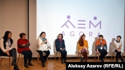 Участницы дискуссии «Женщины в кино в Центральной Азии» (слева направо): Шарипа Уразбаева, Светлана Махметова, Гульнара Абикеева, Гульбара Толомушова (Кыргызстан), Катерина Суворова, Умида Ахмедова (Узбекистан), Жанна Исабаева. Алматы, 9 марта 2018 года.