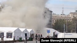 Tym del nga një kamp tendash të mbështetësve të Qeverisë para Kuvendi serb, 22 tetor 2025.
