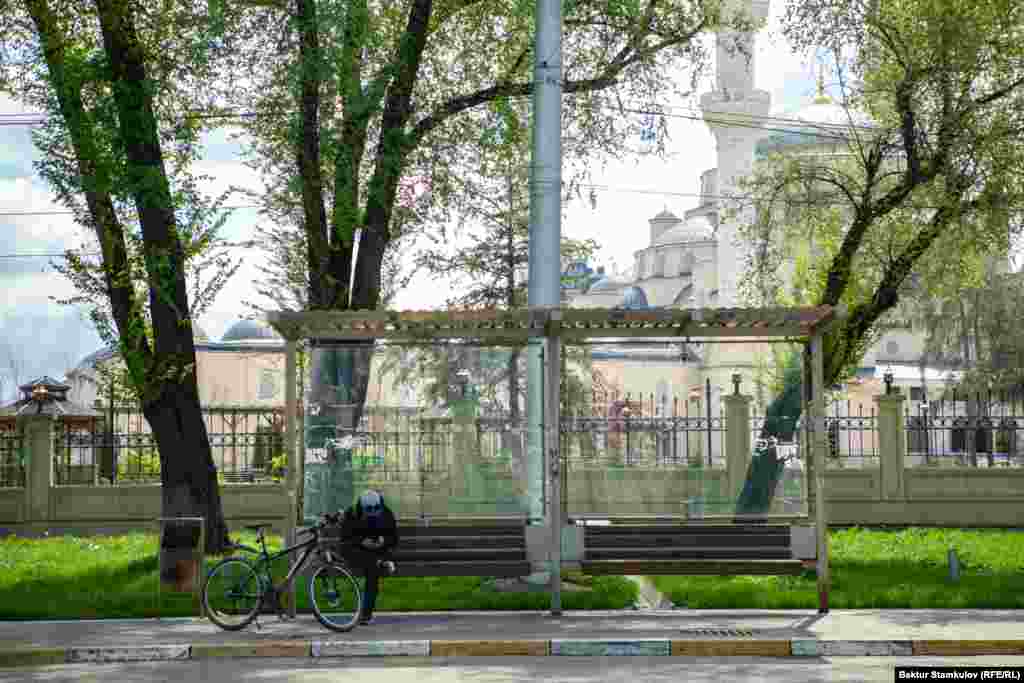 Карантинге байланыштуу Бишкекте автобус жана троллейбус каттамдары, такси кызматтары толук токтолган.&nbsp;