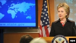 АКШнын Мамлекеттик катчысы Хиллари Клинтон адам укуктары жөнүндө сүйлөп жатат, Вашингтон, 25-февраль, 2009-жыл
