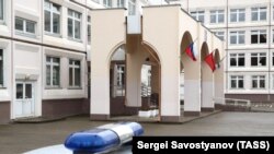 Автомобиль полиции у здания школы. Архивное фото