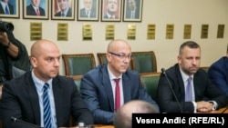 Srpska lista, vodeća partija kosovskih Srba ima podršku zvaničnog Beograda, osim što drži apsolutnu vlast na lokalnom nivou, učestvuje i u radu Vlade Kosova a ima svih 10 mesta u Skupštini, rezrevisanih za srpsku zajednicu. (Foto: Predsednik Srpske liste Goran Rakić, u sredini)