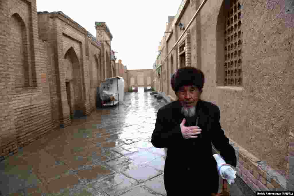 Хиуада алдымнан ұшыраған бір ақсақалға "Қазақсыз ба?" деп сұрап едім, көзін сығырайта қулана бір қарады да: "Е, Хиуаға кім келіп, кім кетпеген" деп жауап берді.