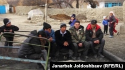 Жители села Ак-Сай ночью организуют дежурство, чтобы охранять покой односельчан, а чтобы не замерзнуть жгут автомобильные шины. Баткен, 25 января 