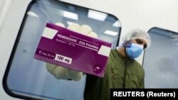 ریمدیسیویر که توسط پیچکاری به مریضان بستر داده می‌شود اولین و یگانه علاج تأیید شده برای کووید-۱۹ در امریکا می‌باشد