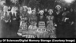 Жени и момичета, вероятно облечени за сватба, в украинския регион Павлоград през 1909 г.