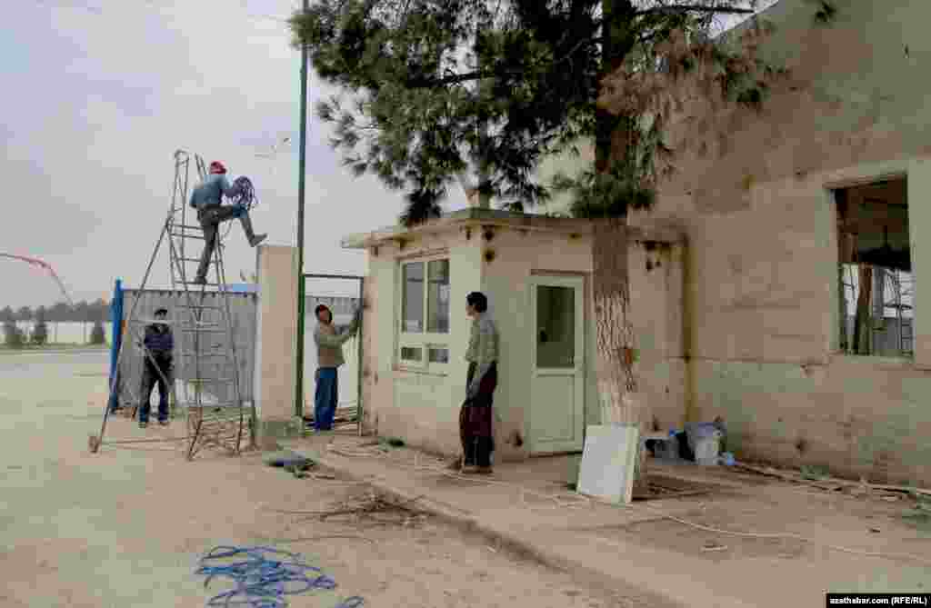 Dükanlar köçäniň ugry boýunça geçirilýän 'abatlaýyş' işleriniň çäginde ýykylýar.