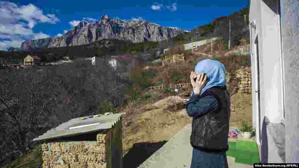 Кілька десятків кримських татар провели дуа в Кореїзі в будинку одного із заарештованих &ndash;&nbsp;правозахисника Емір-Усеїна Куку. На фотографії Мер'єм Куку, дружина Еміра-Усеїна.