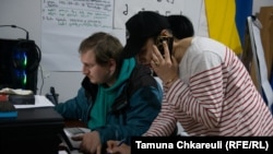 მოხალისეები ზარებს პასუხობენ