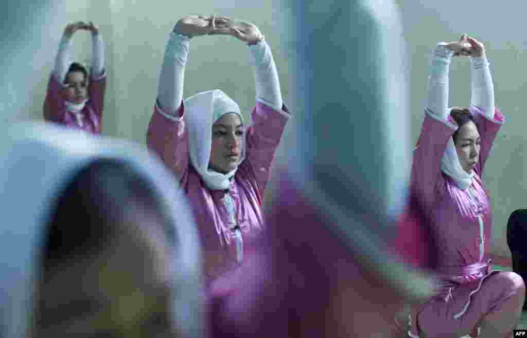 Aziminiň aýtmagyna görä, ol munuň üsti bilen "Owganystanda zenanlar bilen erkek adamlaryň deňhukuklygyny ýola goýmagy we ýurtda zenanlara garşy edilýän zulumlaryň hem öňüni almagy" maksat edinýär. 