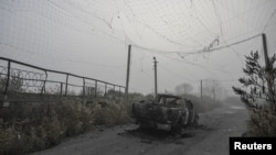 2025-жылдын 14-ноябры. Украинанын Запорожье облусунда дронго каршы тор орнотулган жолдо Орусиянын соккусунан кийин өрттөнүп кеткен пикап.