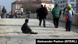 Питач на камениот мост во Скопје