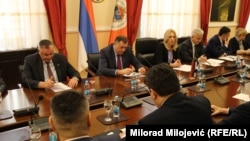 Sastanku prisustvuje član Predsjedništva BiH Milorad Dodik, predsjednica RS Željka Cvijanović, predsjednik i ministri u Vladi RS, te predstavnici političkih partija vlasti i opozicije u Republici Srpskoj