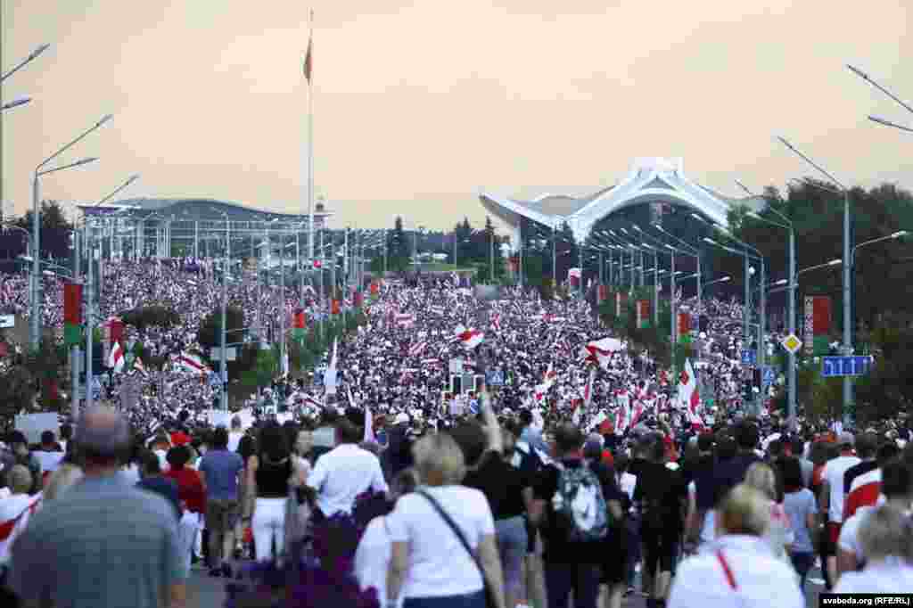 Рака людзей на праспэкце Пераможцаў