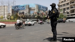 Співробітник безпекових служб Ірану в Тегерані на початку припиненню вогню у війні з Ізраїлем, 24 червня 2025 року