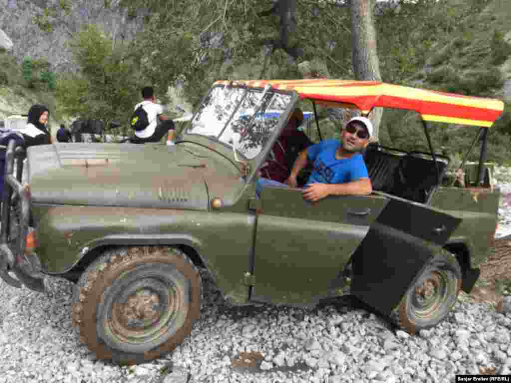Саякатчыларды ташыган "жол тандабас" унаалар. Арстанбапта мындай машинелерди кадам сайын көрөсүз. Эл ташуу - Кичи шаркыратмага 50 сом, чоңуна 100 сом (ар бир адамга).&nbsp;