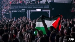 Një flamur palestinez në publik gjatë performancës së këngëtarës izraelite Yuval Raphael, që përfaqëson Izraelin me këngën "New Day Will Rise" në Eurovizion.