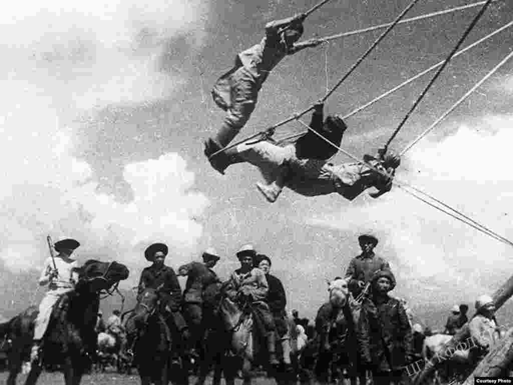 Алтыбакан тепкен жаштар.&nbsp;