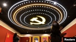 عکسی از سقف نمایشگاهی به‌مناسبت صدمین سالگرد تأسیس حزب کمونیست چین، ۲۲ آوریل ۲۰۲۱