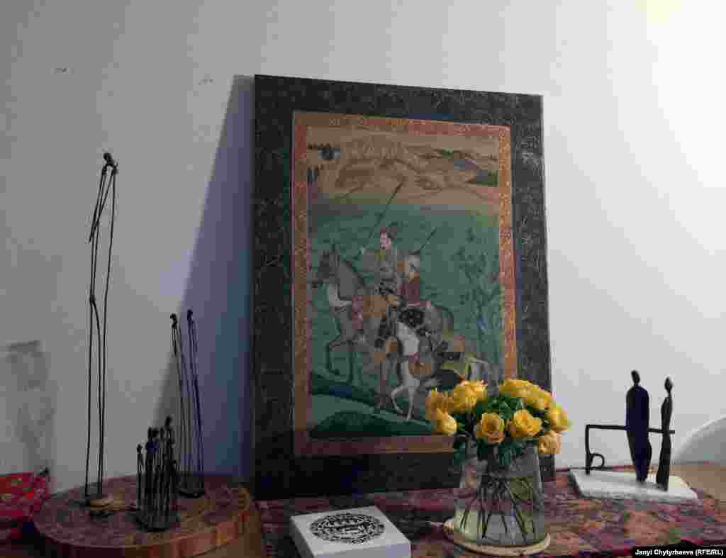 Индияда тартылган сүрөт. "Памир көпүрөлөрү" деп аталган уюмдун жетекчиси Бернард Репонд жаш кезинде келинчеги экөө Иранда лыжадан инструктор болуп иштешкен. Фарсы тилин үйрөнүп, Индияга көп каттаган.