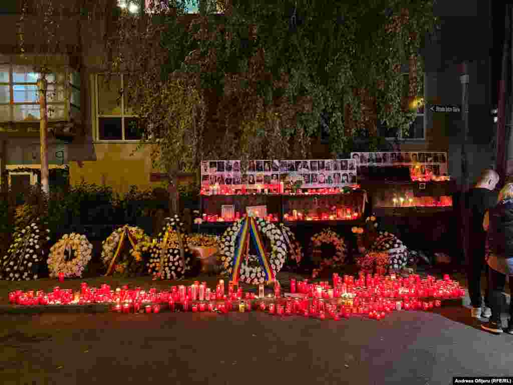 București, 30 octombrie 2025 - Lumânări aprinse și coroane de flori depuse în fața fostului club Colectiv.Președintele Nicușor Dan și premierul Ilie Bolojan au transmis mesaje de condoleanțe pentru victime, supraviețuitori și cei apropiați lor.„Colectiv rămâne oglinda unui stat care nu a funcționat și s-a ghidat de prea multe ori după principiul «merge și așa»”, a spus Nicușor Dan.„[...] e și un simbol al nevoii de a crește nivelul de responsabilitate, empatie și solidaritate din întreaga societate”, a completat Ilie Bolojan.