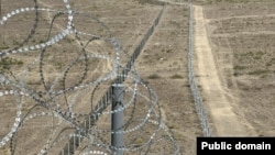 Кыргызтан менен Тажикстандын чек арасына зым тартуу иши. Иллюстрациялык сүрөт.