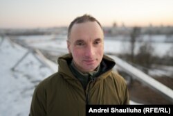 Журналіст Свабоды Андрэй Кузьнечык быў вызвалены з-за кратаў у лютым 2025 году. Адной з умоваў стаў ад'езд з Беларусі