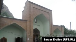 Старейшая мечеть в Оше, постройка 16-го века, 26 апреля 2012 года.