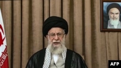 Această imagine, preluată din filmările difuzate de postul de știri IRIB din Iran pe 26 iunie, îl prezintă pe liderul suprem, ayatollahul Ali Khamenei, adresându-se națiunii.