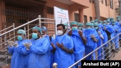 په پاکستان کې یو پلو د نړۍ د یو شمېر نورو هیوادونو په څېر د کورونا وایرس ناروغۍ درېمه څپه راغلې او بل پلو د محدویتونو پرضد احتجاجونه هم کېږي. 