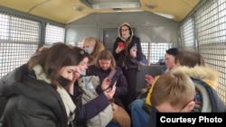 Оппозициячыл жыйындын кармалып бара жаткан  катышуучулары полициянын унаасында. Алардын арасында Карелиянын Петрозаводск шаарынан келген саясатчы да бар. Москва. 2021-жылдын 13-марты.