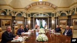 ABŞ-nyň döwlet sekretary Marko Rubio (ikinji çepde), Russiýanyň daşary işler ministri Sergeý Lawrow (sagda) we ABŞ-nyň we Russiýanyň beýleki resmileri Riýadda Saud Arabystanyň wekiliýeti bilen geçirilen duşuşyga gatnaşýarlar.