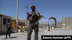 Ushtarë afganë qëndrojnë pranë bazës së Bagramit. 2 korrik, 2021.  