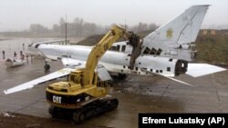 Розрізання стратегічного бомбардувальника Ту-22 на військовому аеродромі біля Полтави, 12 листопада 2002 року. Літак знищено в рамках відмови України від ядерної зброї, що було обумовлено Будапештським меморандумом, підписаним у 1994 році. Згідно із цим Меморандумом США, Росія і Велика Британія зобов'язалися, поважати незалежність, суверенітет та існуючі кордони України