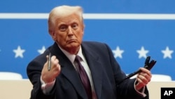 Все три страны «тратят много денег» на свои ядерные программы, которые можно было бы потратить на «вещи, которые, надеюсь, были бы гораздо производительнее», сказал Дональд Трамп (на фото)